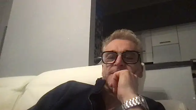 Axl hot online show from 4, 12, 2025