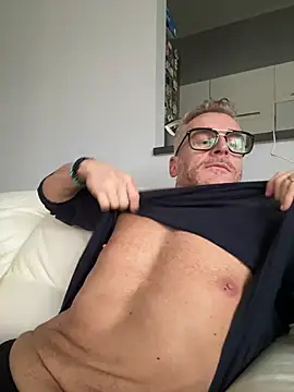 Axl hot online show from 14, 3, 2026