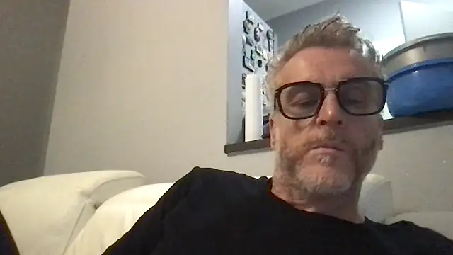 Snapshot of Axl_hot chatting on 21, 4, 2026 Axl hot online show from 21, 4, 2026