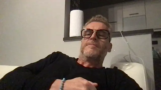 Snapshot of Axl_hot chatting on 30, 4, 2026 Axl hot online show from 30, 4, 2026