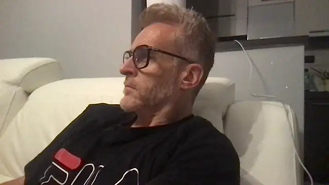 Snapshot of Axl_hot chatting on 8, 5, 2026 Axl hot online show from 8, 5, 2026