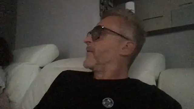 Snapshot of Axl_hot chatting on 28, 5, 2026 Axl hot online show from 28, 5, 2026