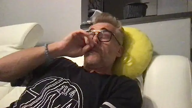 Snapshot of Axl_hot chatting on 31, 5, 2026 Axl hot online show from 31, 5, 2026