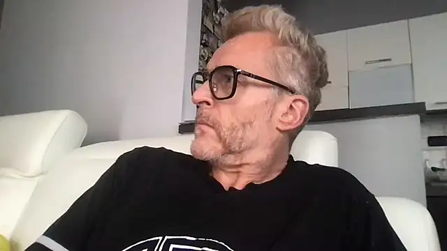 Snapshot of Axl_hot chatting on 2, 6, 2026 Axl hot online show from 2, 6, 2026