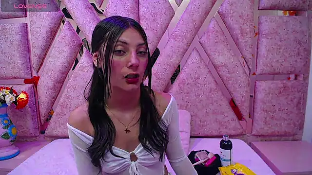  Luna Bennett online show from 10, 4, 2026