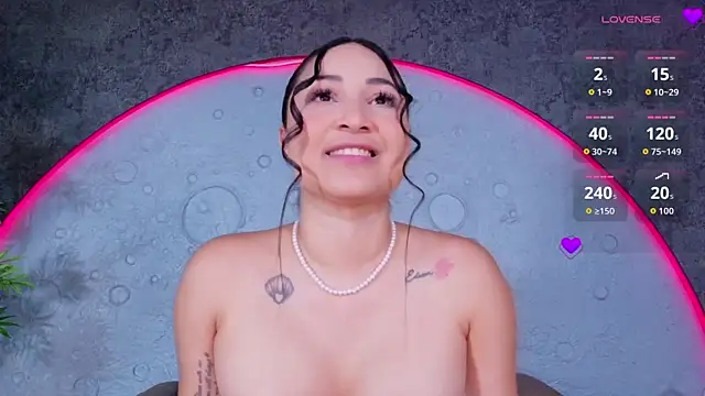 ReinaChloe online show from 20, 7, 2026