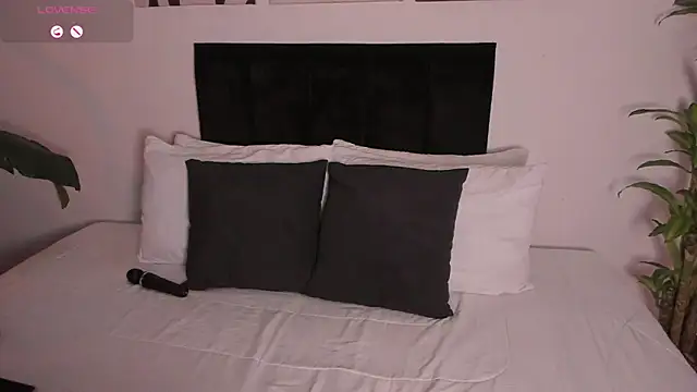 izzyvega   online show from 14, 10, 2025