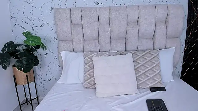 Laura Ivy online show from 11, 11, 2025