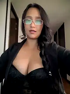 Snapshot of Esmeralda333 chatting on 5, 8, 2026 Esmeralda333 online show from 5, 8, 2026