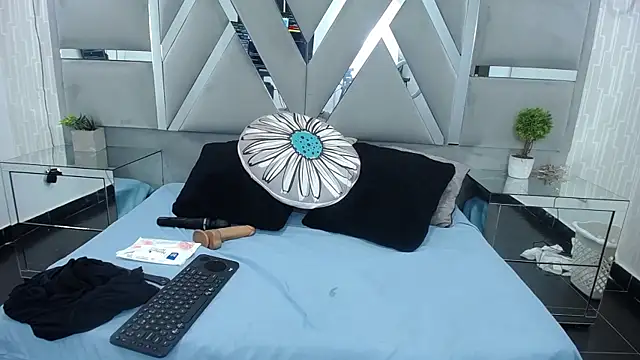 MonzerratBoyer online show from 11, 1, 2026