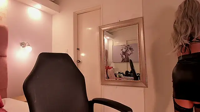 aishathornee online show from 7, 11, 2025