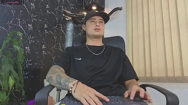 Snapshot of Alexander_ferre chatting on 8, 5, 2026 Alexander ferre online show from 8, 5, 2026