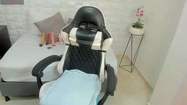 yulitza1025 online show from 28, 11, 2025