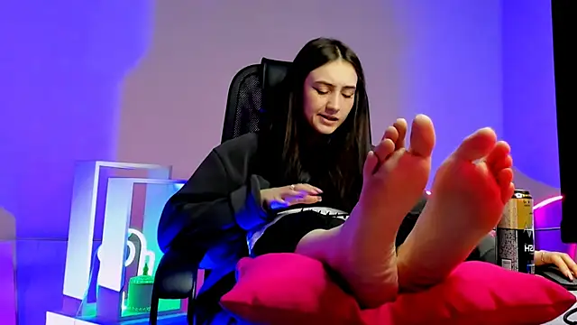 Snapshot of olivianorton chatting on 24, 11, 2025 olivianorton online show from 24, 11, 2025