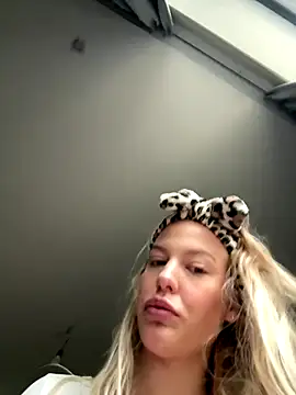 Snapshot of Chloemillerrxx chatting on 10, 10, 2025 Chloemillerrxx online show from 10, 10, 2025