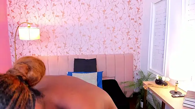 Snapshot of halleylorens chatting on 4, 6, 2026 halleylorens online show from 4, 6, 2026