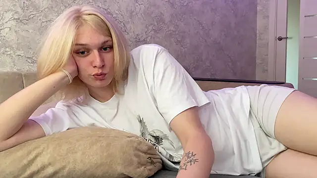 Snapshot of evelina228 chatting on 17, 10, 2025 evelina228 online show from 17, 10, 2025