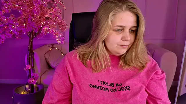 Snapshot of SladaDell chatting on 29, 9, 2025 SladaDell online show from 29, 9, 2025