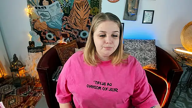 Snapshot of SladaDell chatting on 5, 10, 2025 SladaDell online show from 5, 10, 2025