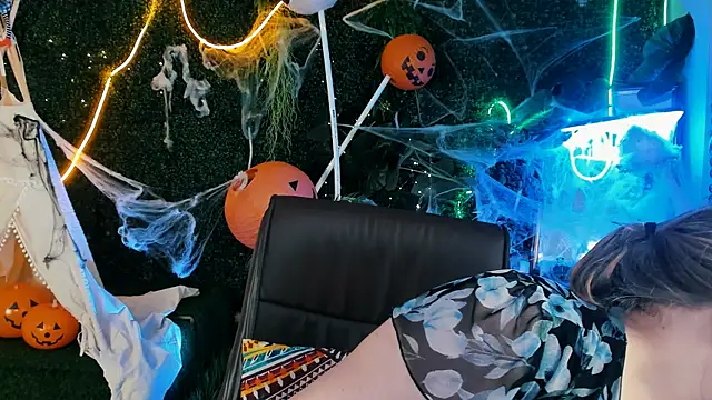 Snapshot of SladaDell chatting on 17, 10, 2025 SladaDell online show from 17, 10, 2025