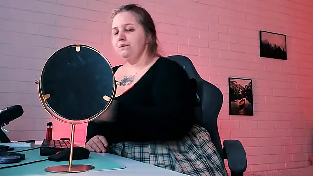 Snapshot of SladaDell chatting on 7, 11, 2025 SladaDell online show from 7, 11, 2025