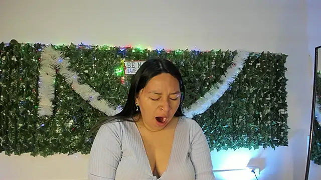 Snapshot of BellaRoux1 chatting on 17, 12, 2025 BellaRoux1 online show from 17, 12, 2025