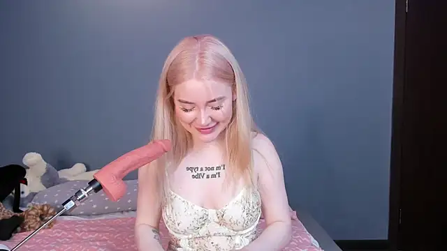 Snapshot of Lillie_Berry chatting on 25, 4, 2026 Lillie Berry online show from 25, 4, 2026