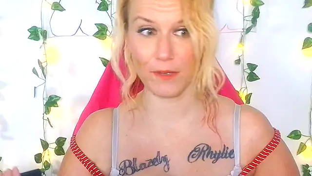 Snapshot of RhondaRump chatting on 7, 5, 2026 RhondaRump online show from 7, 5, 2026