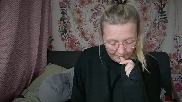 Daisyxoxo  online show from 5, 12, 2025