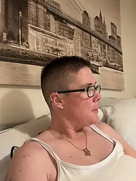 Snapshot of voluptuous-minx chatting on 16, 12, 2025 voluptuous-minx online show from 16, 12, 2025