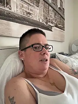 Snapshot of voluptuous-minx chatting on 17, 12, 2025 voluptuous-minx online show from 17, 12, 2025