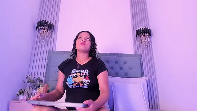 Snapshot of ValeriaJulio_ chatting on 1, 10, 2025 ValeriaJulio online show from 1, 10, 2025