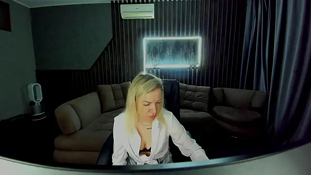 Snapshot of Anna_Snows chatting on 13, 10, 2025 Anna Snows online show from 13, 10, 2025