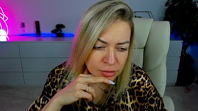 Snapshot of Anna_Snows chatting on 24, 10, 2025 Anna Snows online show from 24, 10, 2025