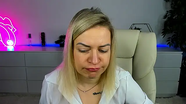 Snapshot of Anna_Snows chatting on 28, 10, 2025 Anna Snows online show from 28, 10, 2025