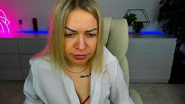 Snapshot of Anna_Snows chatting on 30, 10, 2025 Anna Snows online show from 30, 10, 2025