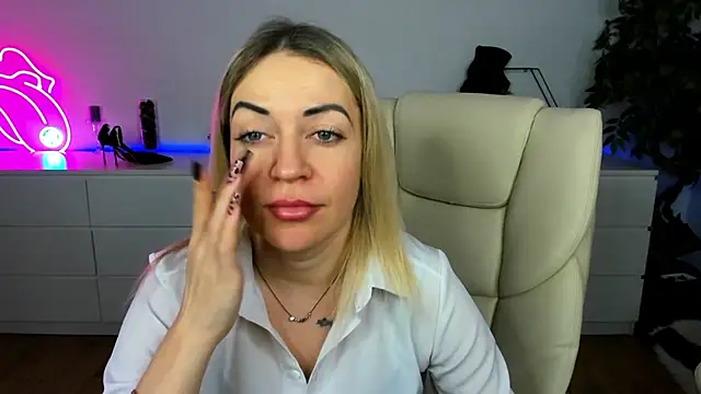 Snapshot of Anna_Snows chatting on 1, 12, 2025 Anna Snows online show from 1, 12, 2025