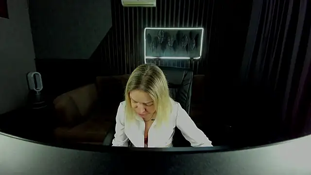 Snapshot of Anna_Snows chatting on 14, 12, 2025 Anna Snows online show from 14, 12, 2025