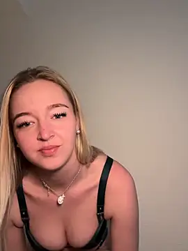 Snapshot of emilypeperoni chatting on 26, 3, 2026 emilypeperoni online show from 26, 3, 2026