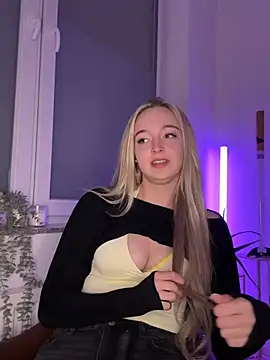 Snapshot of emilypeperoni chatting on 8, 4, 2026 emilypeperoni online show from 8, 4, 2026