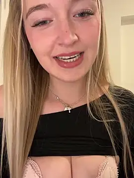 Snapshot of emilypeperoni chatting on 11, 4, 2026 emilypeperoni online show from 11, 4, 2026