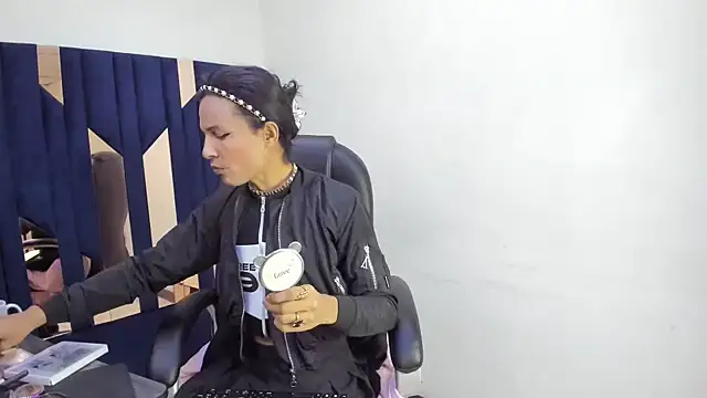 Aisha hotts777 online show from 21, 4, 2026