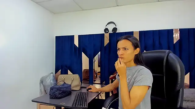 Aisha hotts777 online show from 22, 5, 2026