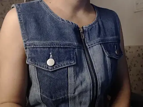 Snapshot of snow_white123 chatting on 28, 10, 2025 snow white123 online show from 28, 10, 2025