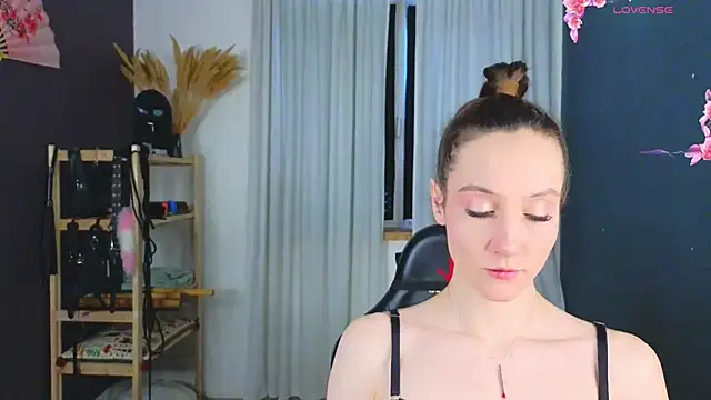Snapshot of laracroftmansion chatting on 6, 5, 2026 laracroftmansion online show from 6, 5, 2026
