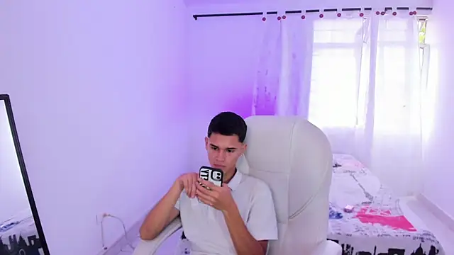 Snapshot of Aron_Boyy chatting on 17, 9, 2025 Aron Boyy online show from 17, 9, 2025