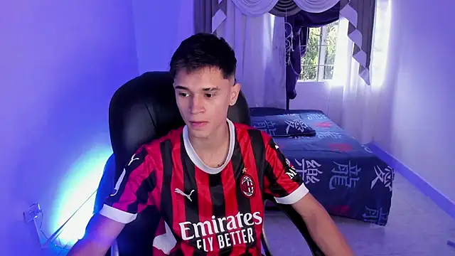 Snapshot of Aron_Boyy chatting on 24, 10, 2025 Aron Boyy online show from 24, 10, 2025