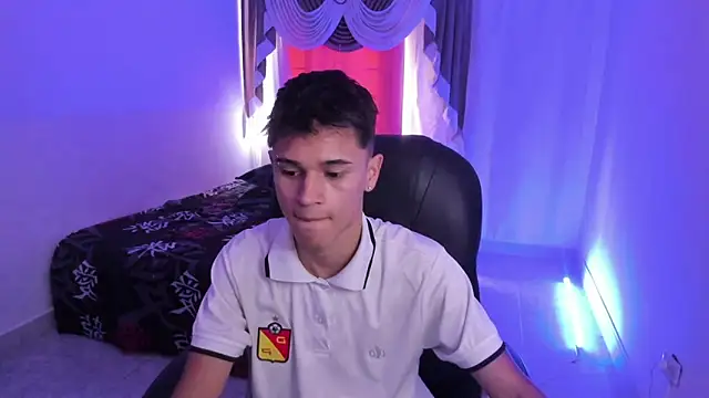 Snapshot of Aron_Boyy chatting on 18, 12, 2025 Aron Boyy online show from 18, 12, 2025