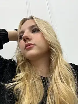 Sky Cutie online show from 27, 11, 2025