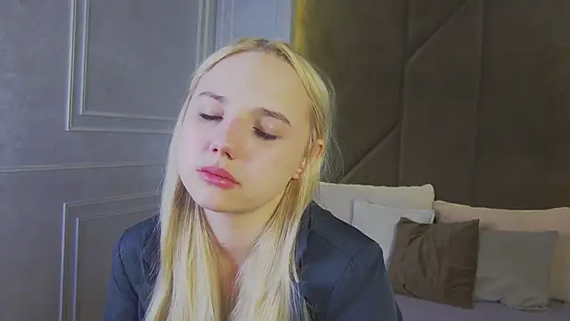 Snapshot of Sky_Cutie chatting on 4, 7, 2026 Sky Cutie online show from 4, 7, 2026